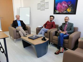Yazar Murat Menteş ve Yapımcı-Yönetmen Taner Elhan Fakültemiz Dekan V. Prof. Dr. Mustafa SARI'yı ziyaret etti.