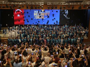 Denizcilik İşletmeleri Yönetimi Bölümü Öğrencilerimiz Mezuniyet Coşkusunu Yaşadı.